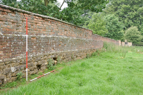 Estate wall